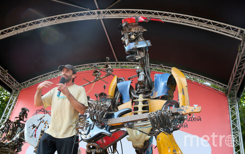 Роботы-рокеры из Германии поразили москвичей 