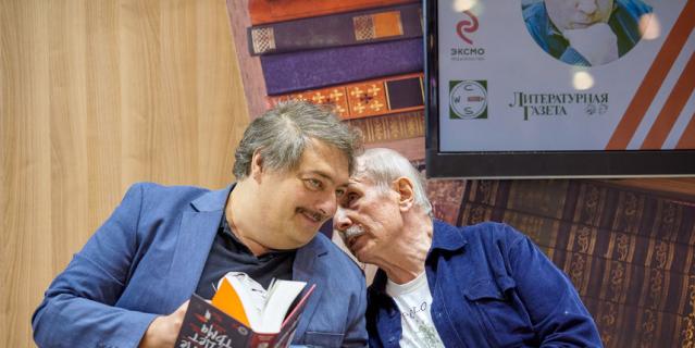 Дмитрий Быков (слева) и Михаил Веллер (справа) на презентации романа. Дмитрий Быков (слева) и Михаил Веллер (справа) на презентации романа.