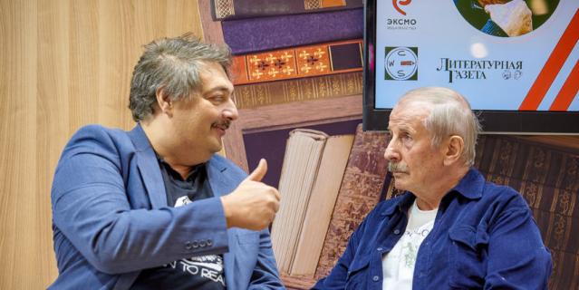 Дмитрий Быков (слева) и Михаил Веллер (справа) на презентации романа. Дмитрий Быков (слева) и Михаил Веллер (справа) на презентации романа.