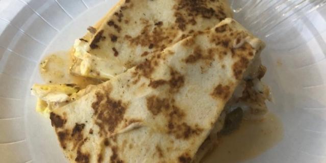 Кесадилья с курицей в Dos Tacos. Кесадилья с курицей в Dos Tacos.