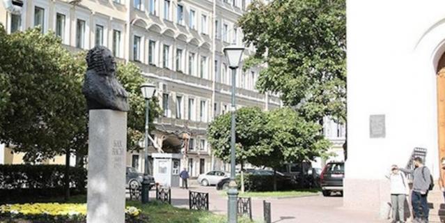 В Санкт-Петербурге открыли памятник композитору Баху. В Санкт-Петербурге открыли памятник композитору Баху.