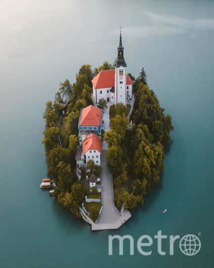 Финалисты премии "Лучшее фото Instagram". Церковь на островке на озере в Словении. Фото Instagram.com/danielrayson; https://www.mirror.co.uk, "Metro"