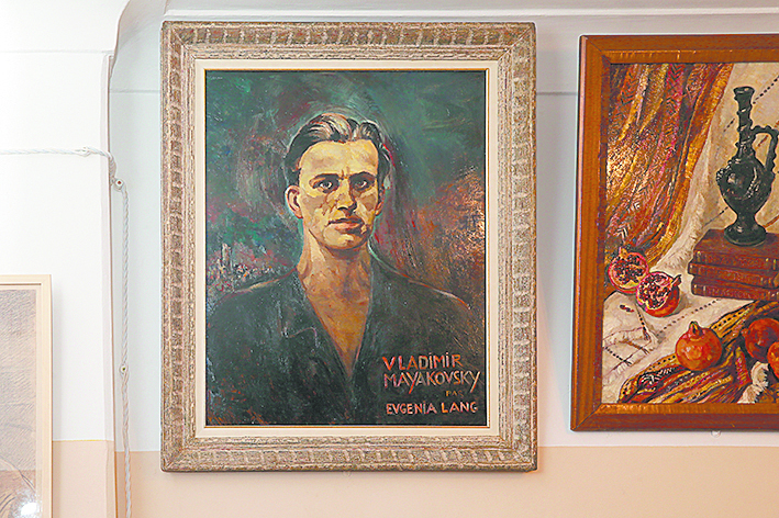 За портретом Маяковского работы Евгении Ланг скрывается история первой любви поэта. Фото Василий Кузьмичёнок