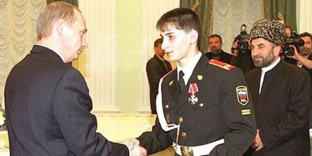 2001 год. Ислам Ташухаджиев на приёме в Кремле – получает орден Мужества от Владимира Путина.