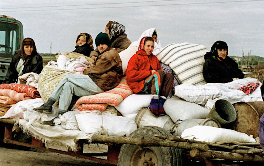 Жители села Знаменское Надтеречного района Чечни, находящегося в зоне боевых действий, покидают свои дома в октябре 1999 года. Фото РИА Новости