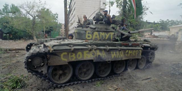 Чеченский конфликт 1994-1996 годов. Представители чеченских вооруженных формирований на танке в разрушенном Грозном. 1996 год. Чеченский конфликт 1994-1996 годов. Представители чеченских вооруженных формирований на танке в разрушенном Грозном. 1996 год.