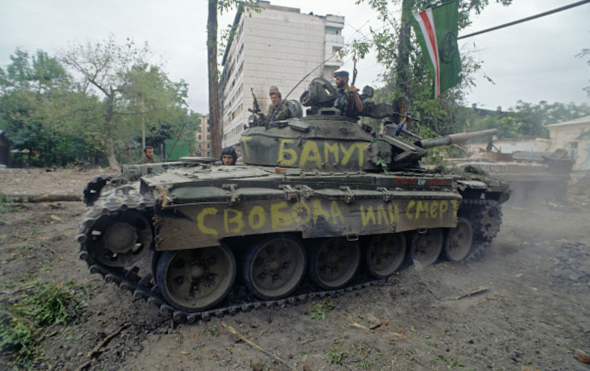 Чеченский конфликт 1994-1996 годов. Представители чеченских вооруженных формирований на танке в разрушенном Грозном. 1996 год. Фото РИА Новости