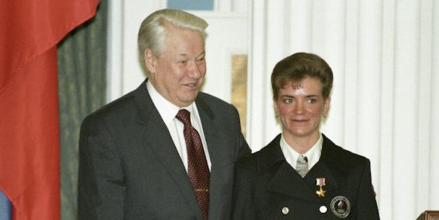 Лариса Лазутина на приёме в Кремле у Бориса Ельцина. Лариса Лазутина на приёме в Кремле у Бориса Ельцина.