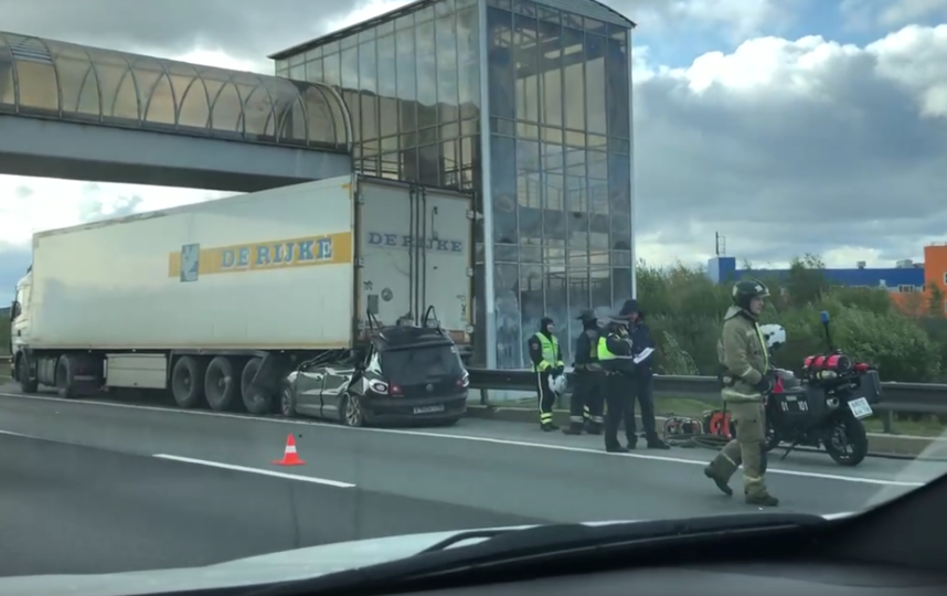 В Ленобласти легковой автомобиль врезался в фуру. Фото https://vk.com/spb_today, "Metro"