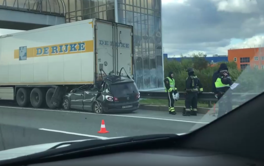 В Ленобласти легковой автомобиль врезался в фуру. Фото https://vk.com/spb_today, "Metro"