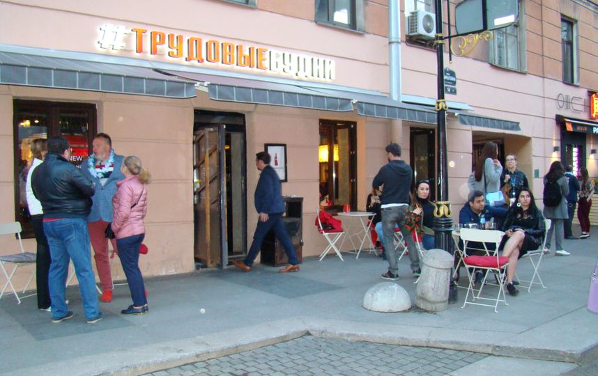 Жители улицы Рубинштейна уже не первый год борются с рестораторами, которые мешают им жить. Фото vk.com/mytndvor