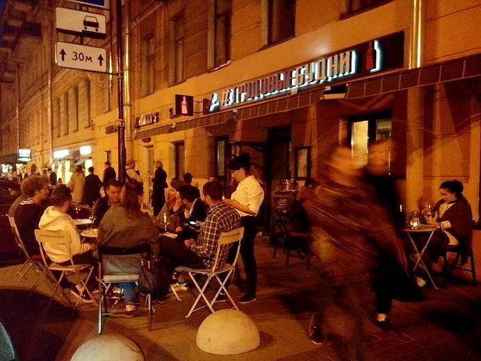 Жители улицы Рубинштейна уже не первый год борются с рестораторами, которые мешают им жить. Фото vk.com/mytndvor
