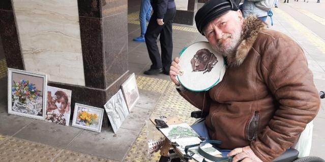 В последнее время Андрей Николаевич по заказу девушки вышивает собачку. В последнее время Андрей Николаевич по заказу девушки вышивает собачку.