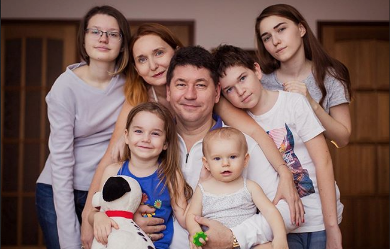 Лариса Суркова с семьёй. Фото www.instagram.com/larangsovet