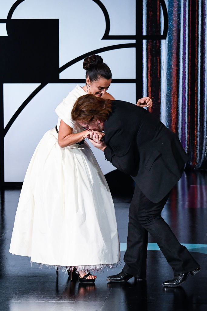 Боно и Пенелопа Крус вели себя очень эмоционально на сцене. Фото Getty