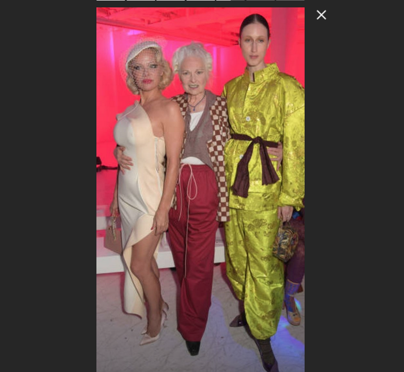 Памела Андерсон появилась на показе Вивьен Вествуд, который прошел в Париже в рамках Недели моды. Фото скриншот https://www.instagram.com/pamelaandersonfan/