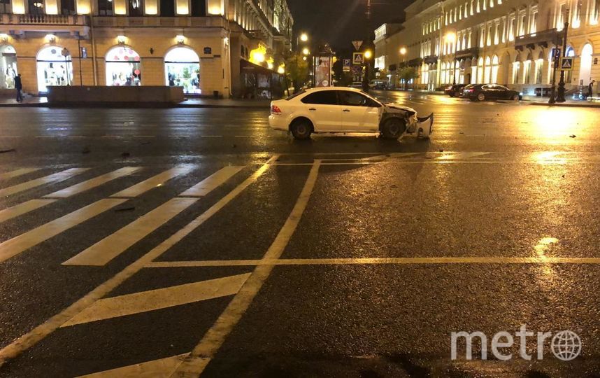 Последствия ДТП на Невском утром 30 сентября. Фото ГИБДД Петербурга и Ленобласти, "Metro"