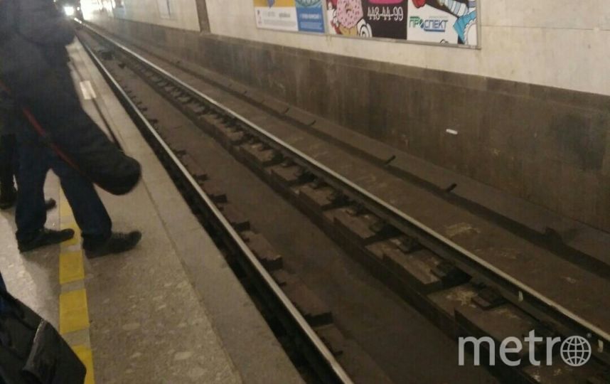 Поезда встали на синей ветке в сторону Купчино от Технологического института. Фото https://vk.com/spb_today?w=wall-68471405_11961439, "Metro"