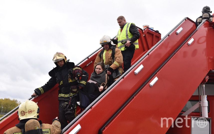 Всего в учениях принимают участие 70 сотрудников аварийно-спасательной команды: 16 человек штатной пожарно-спасательной команды на 4 аэродромных пожарных автомобилях и 54 человека из внештатных формирований аварийно-спасательной команды. Фото предоставлено ООО «Воздушные Ворота Северной Столицы», "Metro"