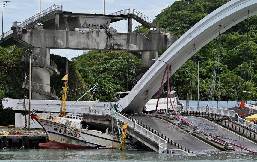 На северо-востоке Тайваня обрушился мост. Фото AFP