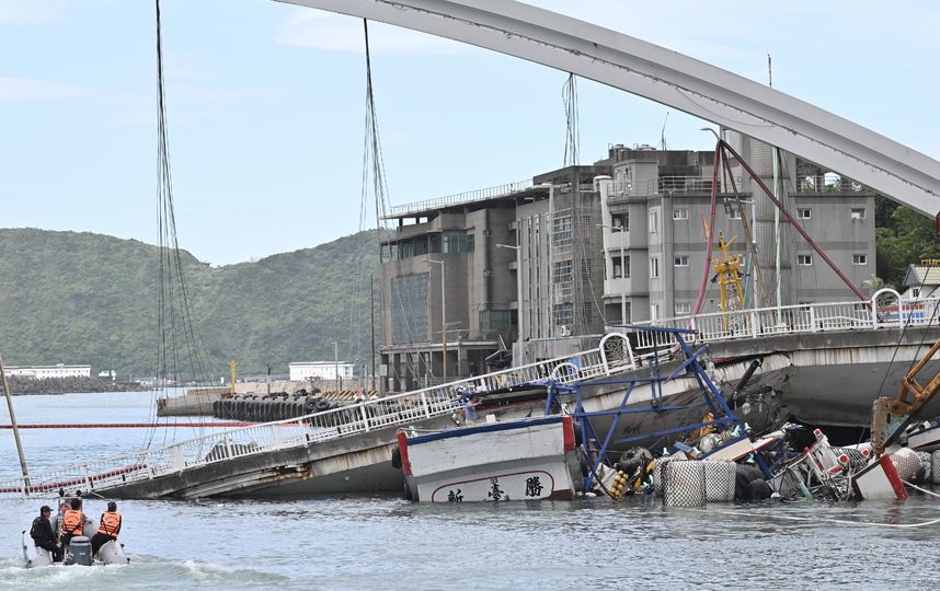 На северо-востоке Тайваня обрушился мост. Фото AFP