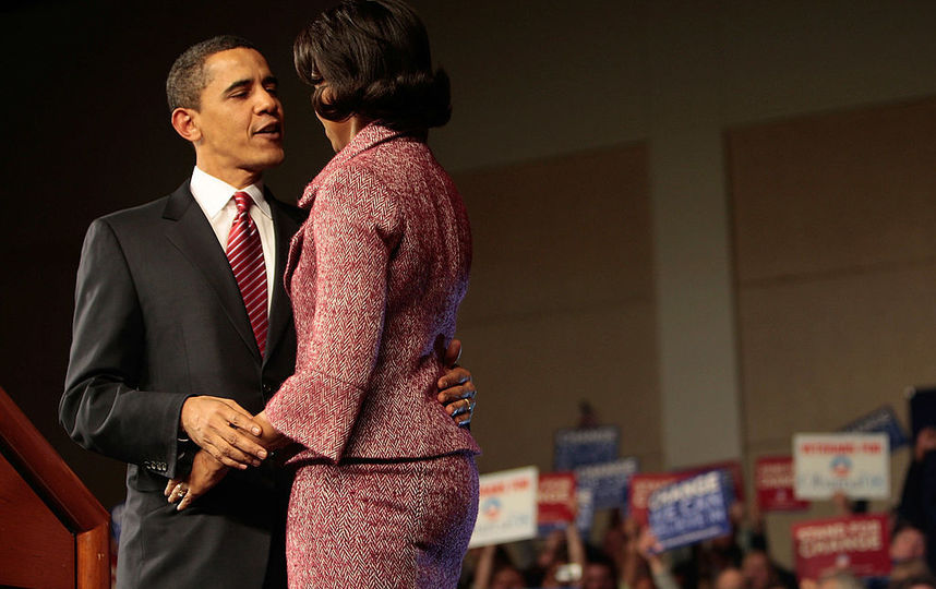 Барак и Мишель Обама всегда были нежны друг к другу на публике. Фото Getty