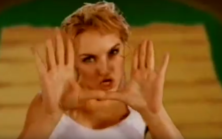 Группа "Стрелки", кадр из клипа "Я - хорошая". Мария Корнеева. Фото скриншот Youtube