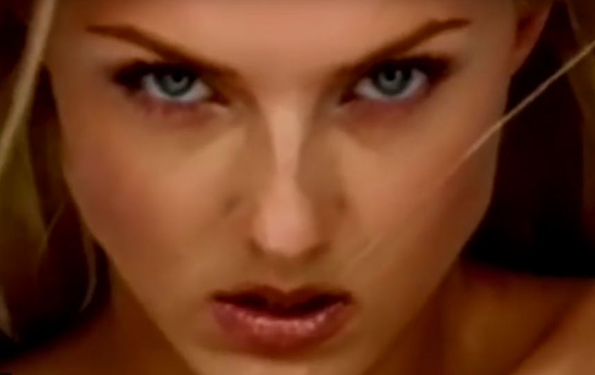 Кадр из клипа "Нелюбовь". Мария Корнеева. Фото скриншот Youtube