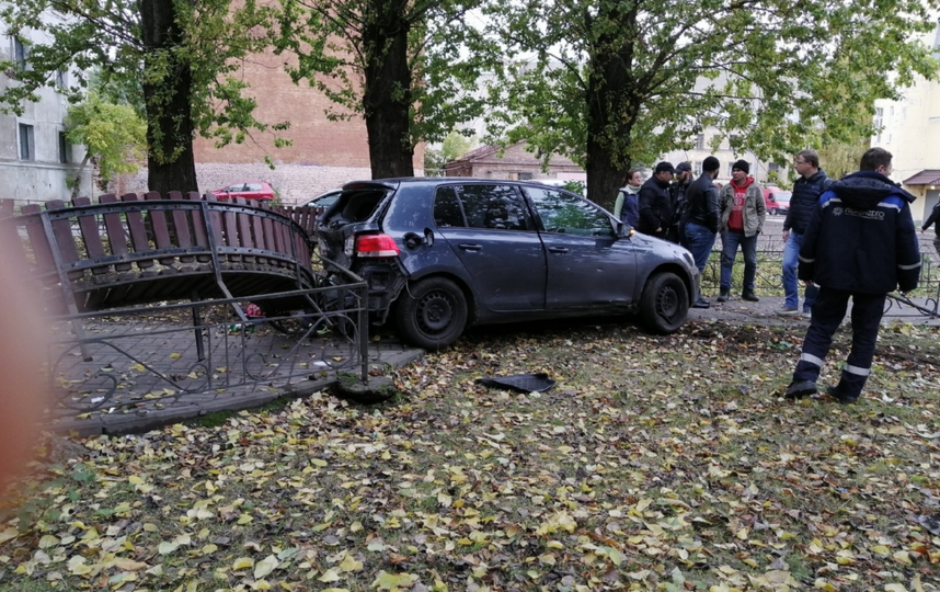 Volkswagen занесло в сквер на Васильевском острове. Фото https://vk.com/spb_today