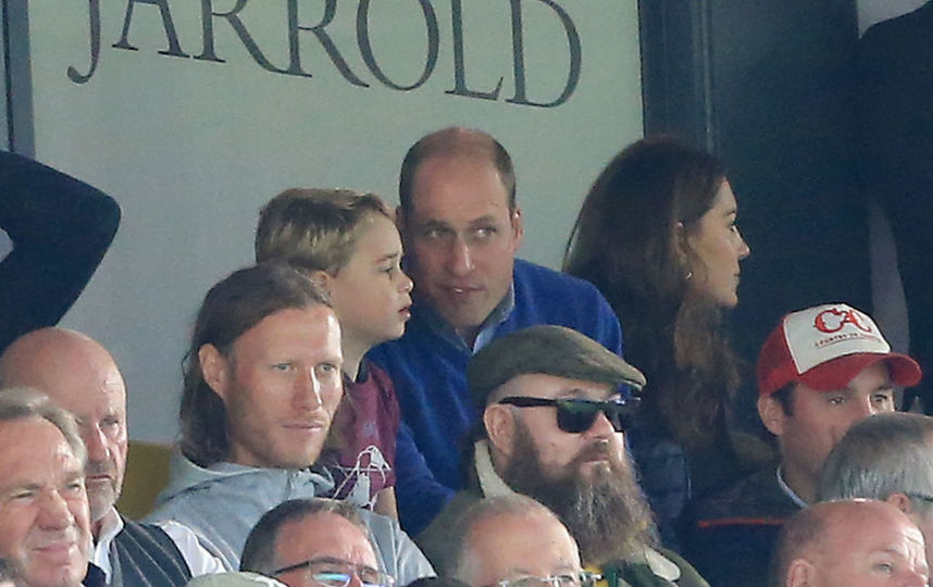 Кейт Миддлтон и принц Уильям с детьми на футбольном матче. Фото Getty