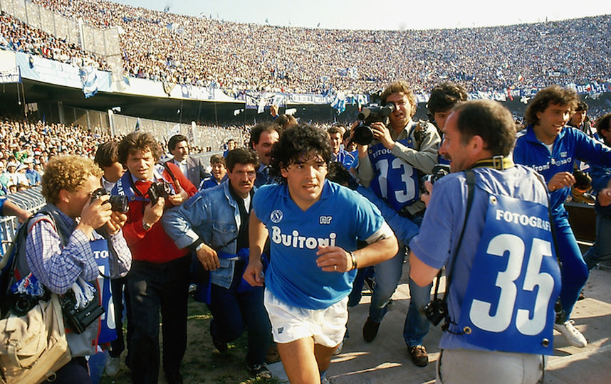 Марадона вспоминает, что когда он приехал в Неаполь – его встречал полный стадион, а уезжал из города он один. Фото предоставлено кинокомпанией ВОЛЬГА