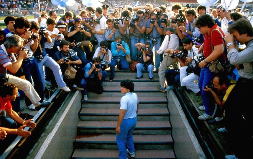 Марадона вспоминает, что когда он приехал в Неаполь – его встречал полный стадион, а уезжал из города он один. Фото предоставлено кинокомпанией ВОЛЬГА