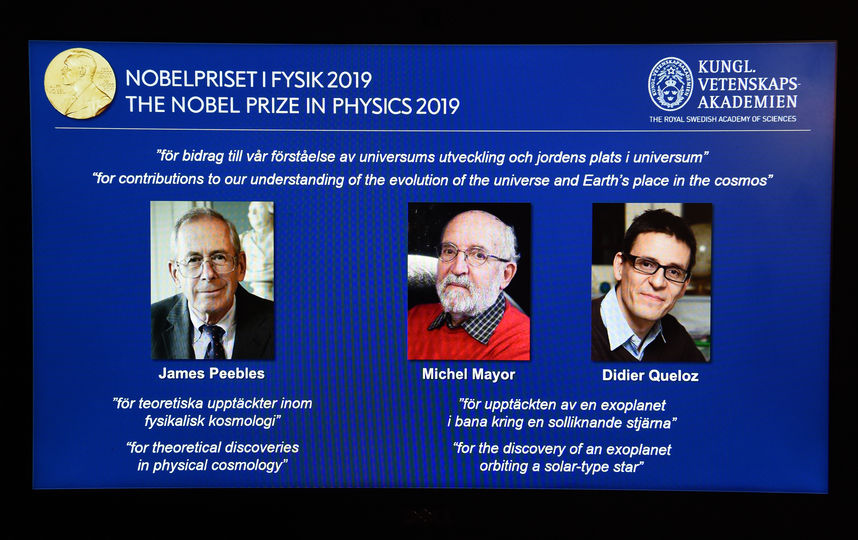 Нобелевскую премию по физике 2019 года вручили Джеймсу Пиблзу "за теоретические открытия в физической космологии", Мишелю Майору и Дидье Кело - "за открытия экзопланеты на орбите солнцеподобной звезды. Фото AFP