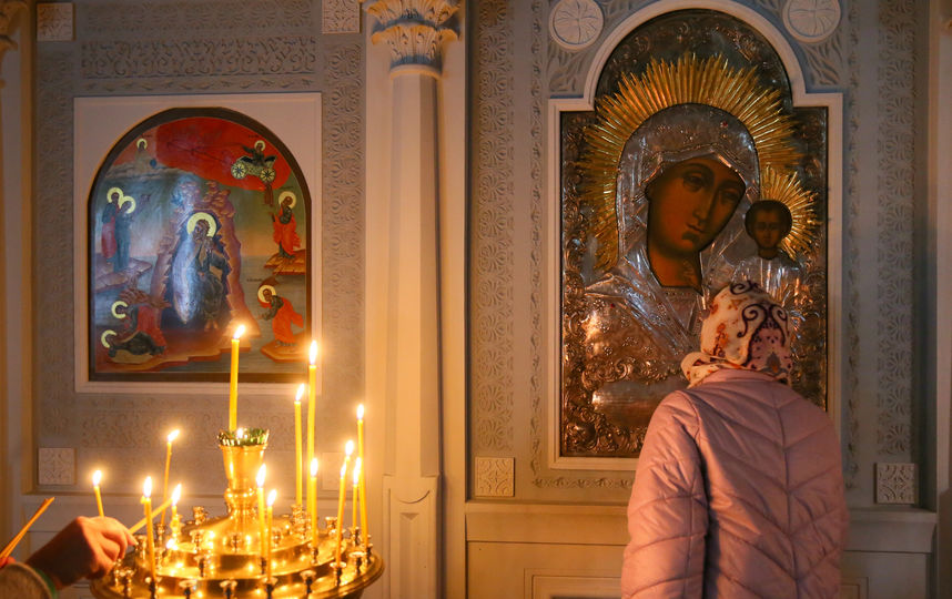 Эта женщина приехала из Помосковья, чтобы своими глазами увидеть мироточение иконы Казанской божьей матери. Фото Василий Кузьмичёнок