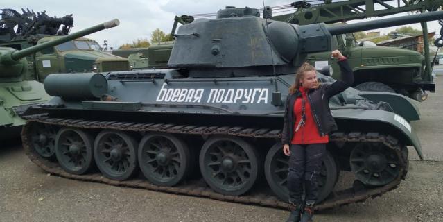 На этом танке видны следы от пуль. На этом танке видны следы от пуль.