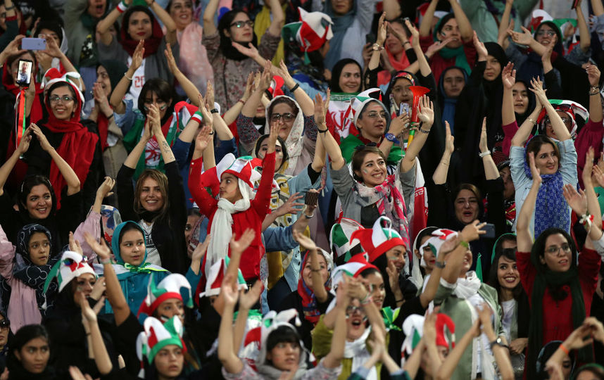 В Иране женщин впервые за 38 лет пустили на футбольный стадион. Фото Getty
