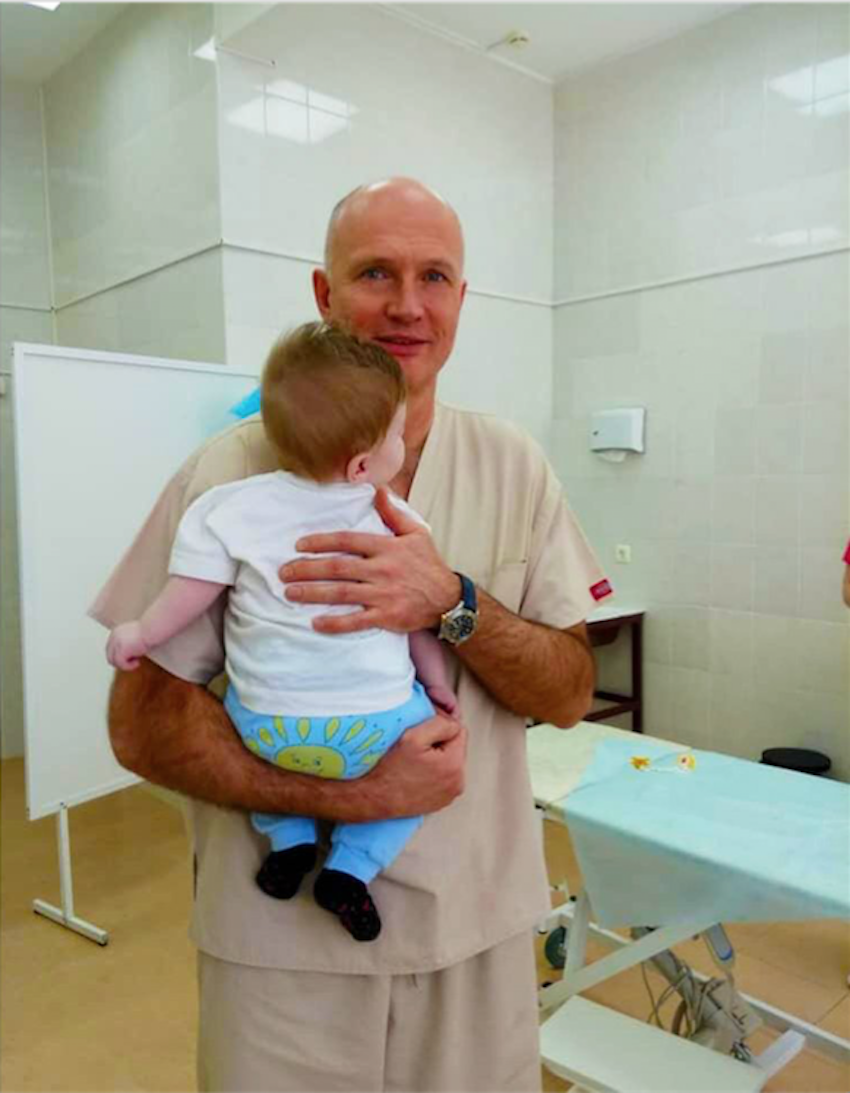 Московские врачи провели операцию малышу, который родился с тремя ногами. Фото mosgorzdrav.ru
