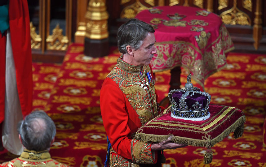 Во время зачитывания речи на голове королевы была не корона, а бриллиантовая тиара. Фото AFP