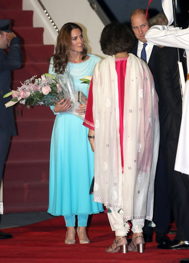 Кейт Миддлтон и принц Уильям прибыли в Исламабад в рамках своего первого официального визита в Пакистан. Фото AFP