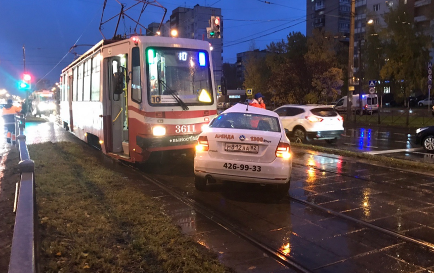 "Перевертыши", аварии, пробки: сильный дождь стал причиной коллапса в Петербурге. Фото https://vk.com/spb_today