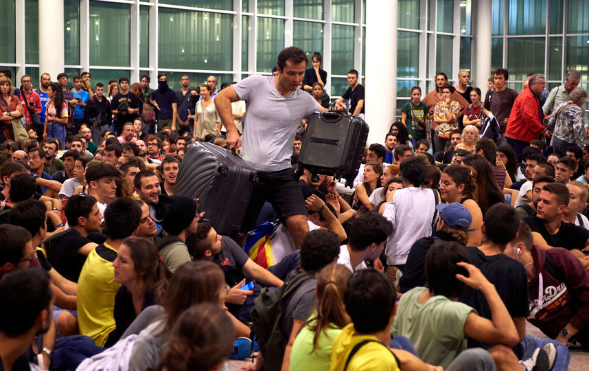 Столпотворение в аэропорту Барселоны доставило массу неудобств  пассажирам. Фото Getty