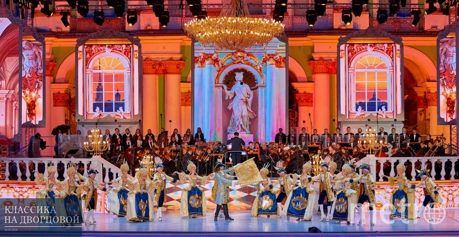 За время спектакля артисты "Классики" сменили более 400 костюмов. Фото Владимир Черенков, Dance Open, "Metro"