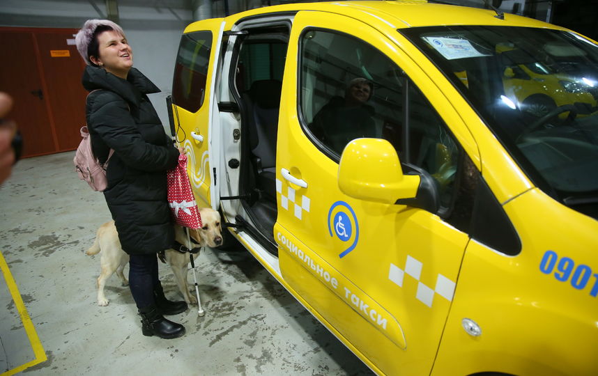Наталья Кузнецова и Флай часто пользуются такси. Фото Василий Кузьмичёнок