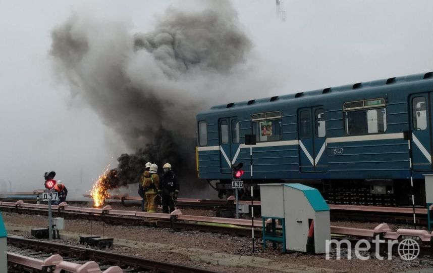 По легенде учений, в одном из вагонов состава произошло возгорание. Фото https://t.me/spbmetropolitan, "Metro"