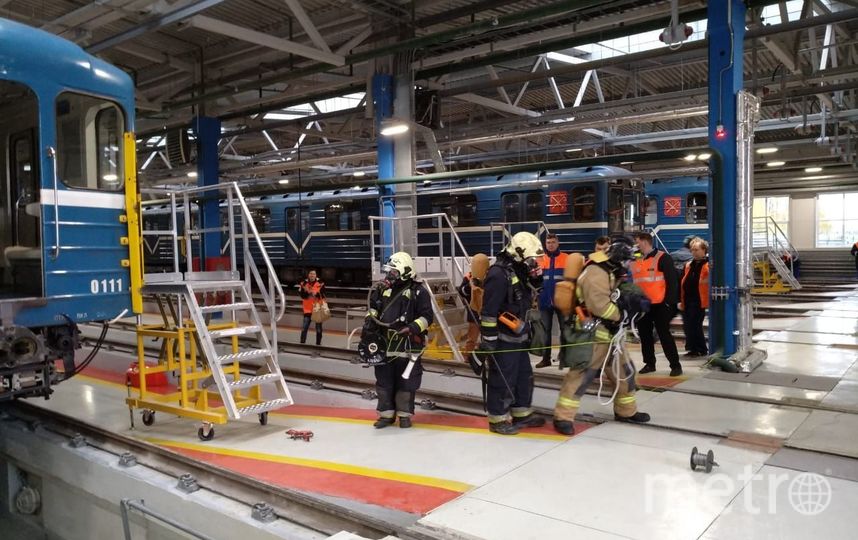 По легенде учений, в одном из вагонов состава произошло возгорание. Фото https://t.me/spbmetropolitan, "Metro"