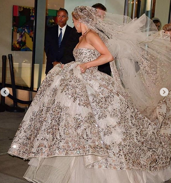 Фото Дженнифер Лопес в свадебном платье появились в Сети. Фото скриншот https://www.instagram.com/fashionfortrends/