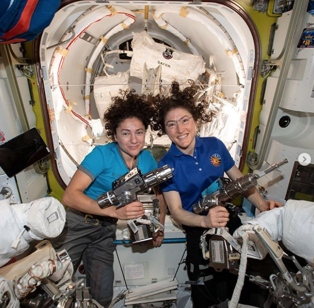 Кристина Кук и Джессика Меир во время подготовки к выходу в открытый космос. Фото Instagram @ astro_jessica