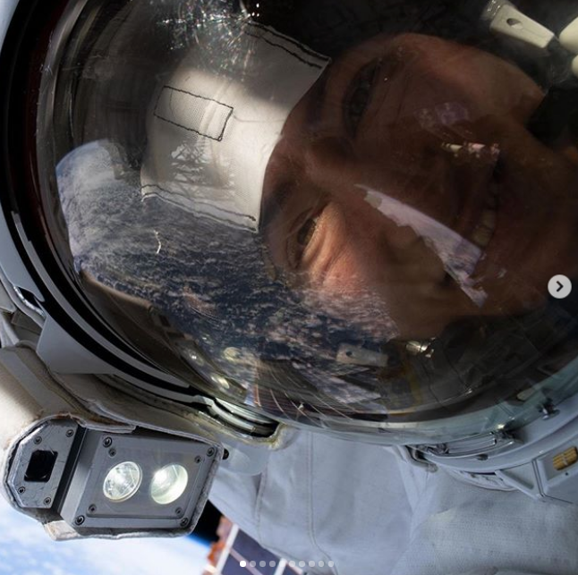 Селфи Кристины Кук в открытом космосе. Фото Instagram @nasa 
