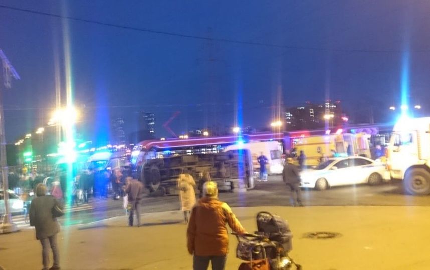 В Петербурге таксист не справился с управлением и погиб в ДТП на Дальневосточном