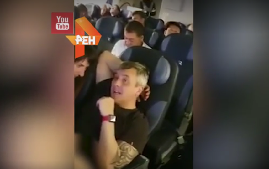 Любовные утехи двух пассажиров на борту самолета Москва-Владивосток попали на видео. Фото скриншот видео https://ren.tv/novosti
